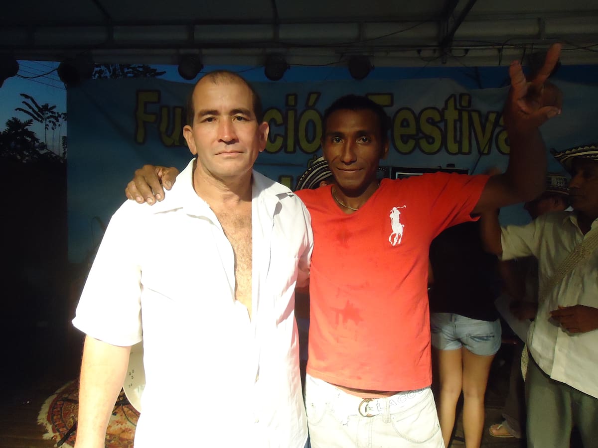 Lucio López y Eduardo Luis Hernández, ganadores del concurso en el Festival de la chicha de maiz. La decisión de compartir el premio fue aplaudida por los espectadores.