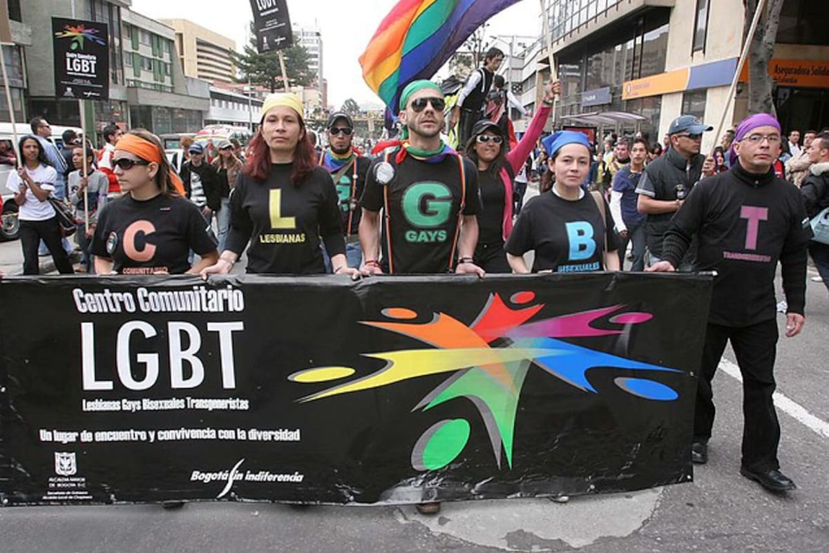 La comunidad Lgtbi constantemente está demostrando de manera pacífica sus intenciones de que se dé el matrimonio igualitario en Colombia. COLPRENSA