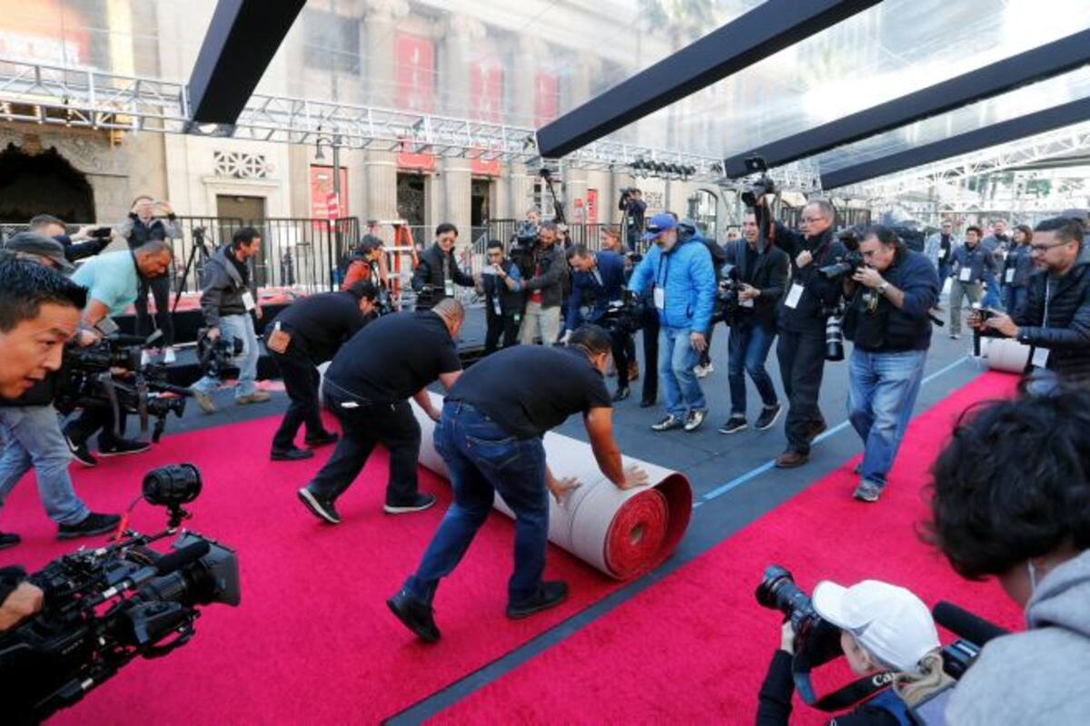 Comienza cuenta regresiva para los Óscar tras la instalación de la alfombra roja
