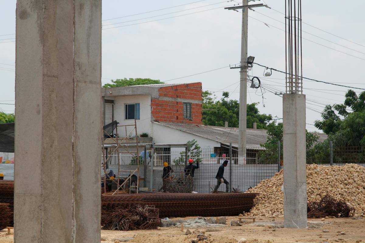 Caída de varillas deja 2 heridos