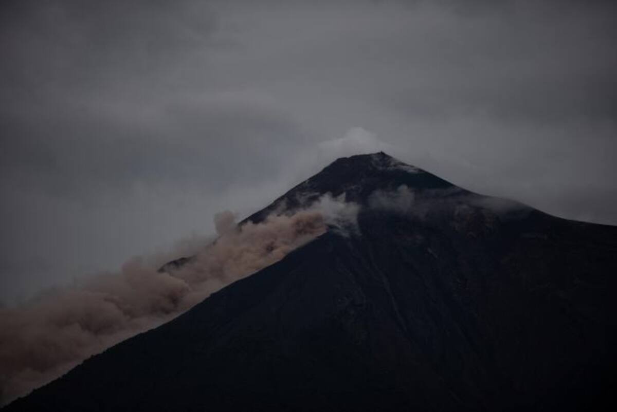 El volcán de Fuego produce hoy un lahar sobre el lado afectado por la erupción del pasado domingo 3 de junio. EFE Santiago Billy