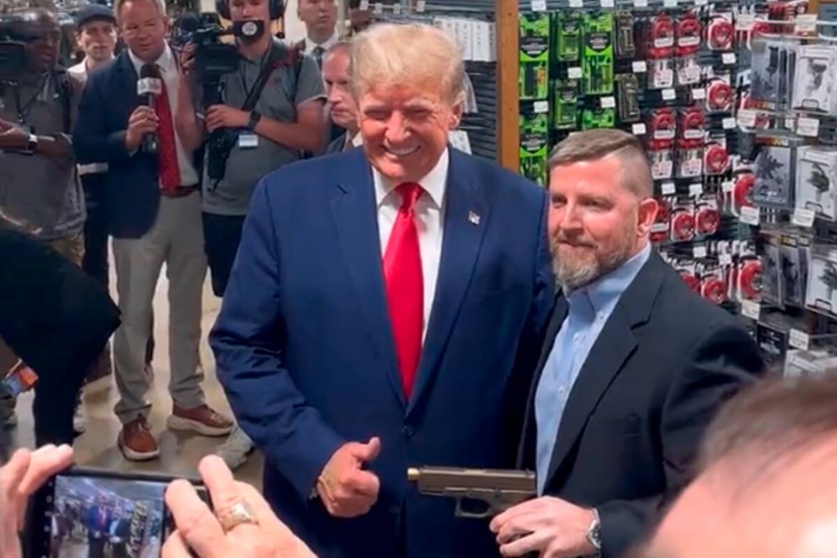 Donald Trump, en acto de campaña, dice que quiere comprar un arma
