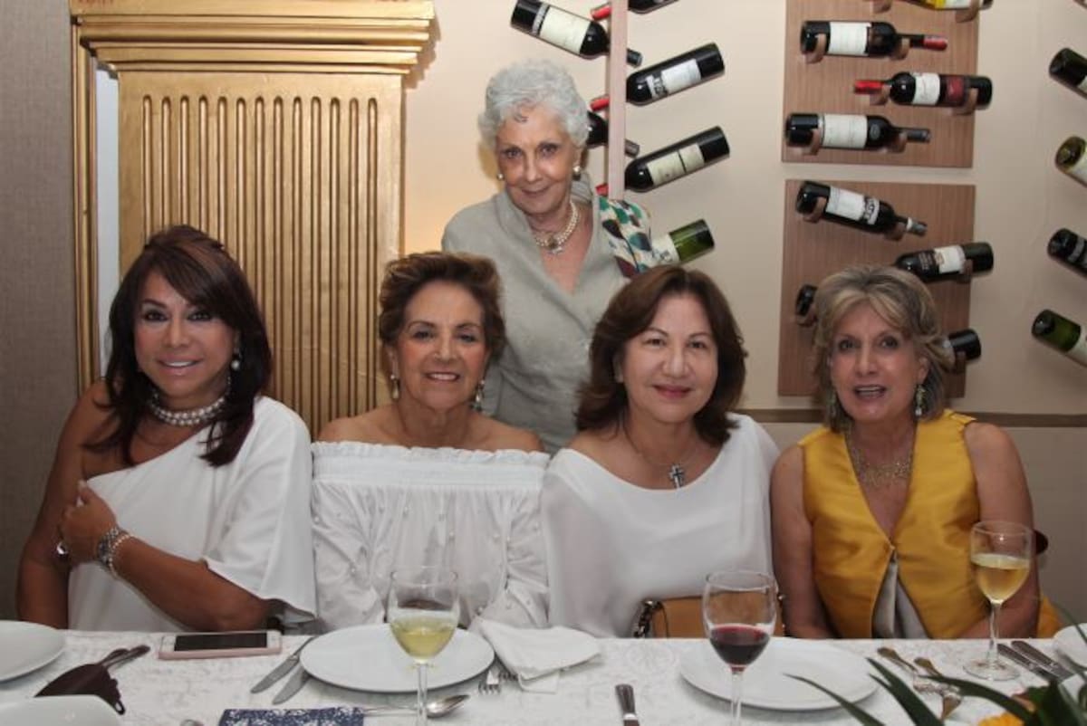 De pie: Linda de Valencia; sentadas: Mayra Rodríguez, Guiomar Salas, Maritza Mendieta y Ángela de Cubillos. KAILLINE GIRALDO