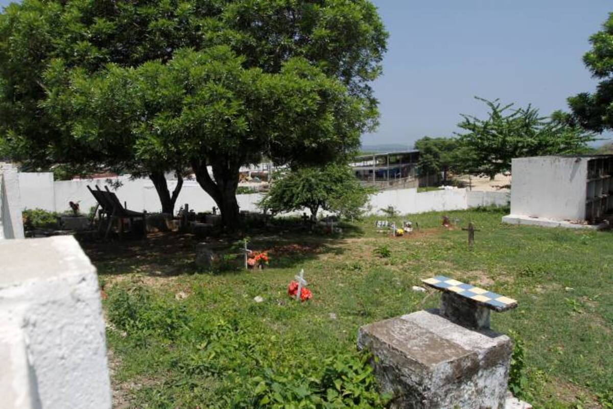 Bajo el árbol frondoso que se ve a la izquierda de la imagen, se realizan las necropsias de los cadáveres que llegan al Cementerio de Albornoz. La sala destinada para estas labores en el campo santo no tienen dotación y están fuera de servicio desde hace tiempo. AROLDO MESTE ALCÁNTARA - EL UNIVERSAL
