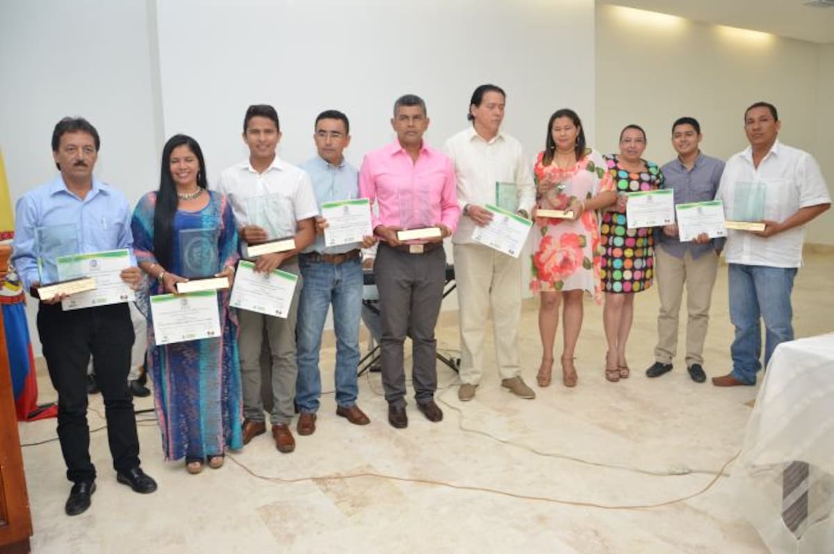 Grupo de periodistas ganadores en la XXI edición del Premio de Periodismo Mariscal Sucre. CORTESÍA