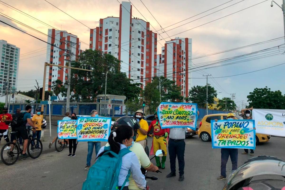 Residentes del Pie de La Popa y Manga bloquean la avenida del Lago