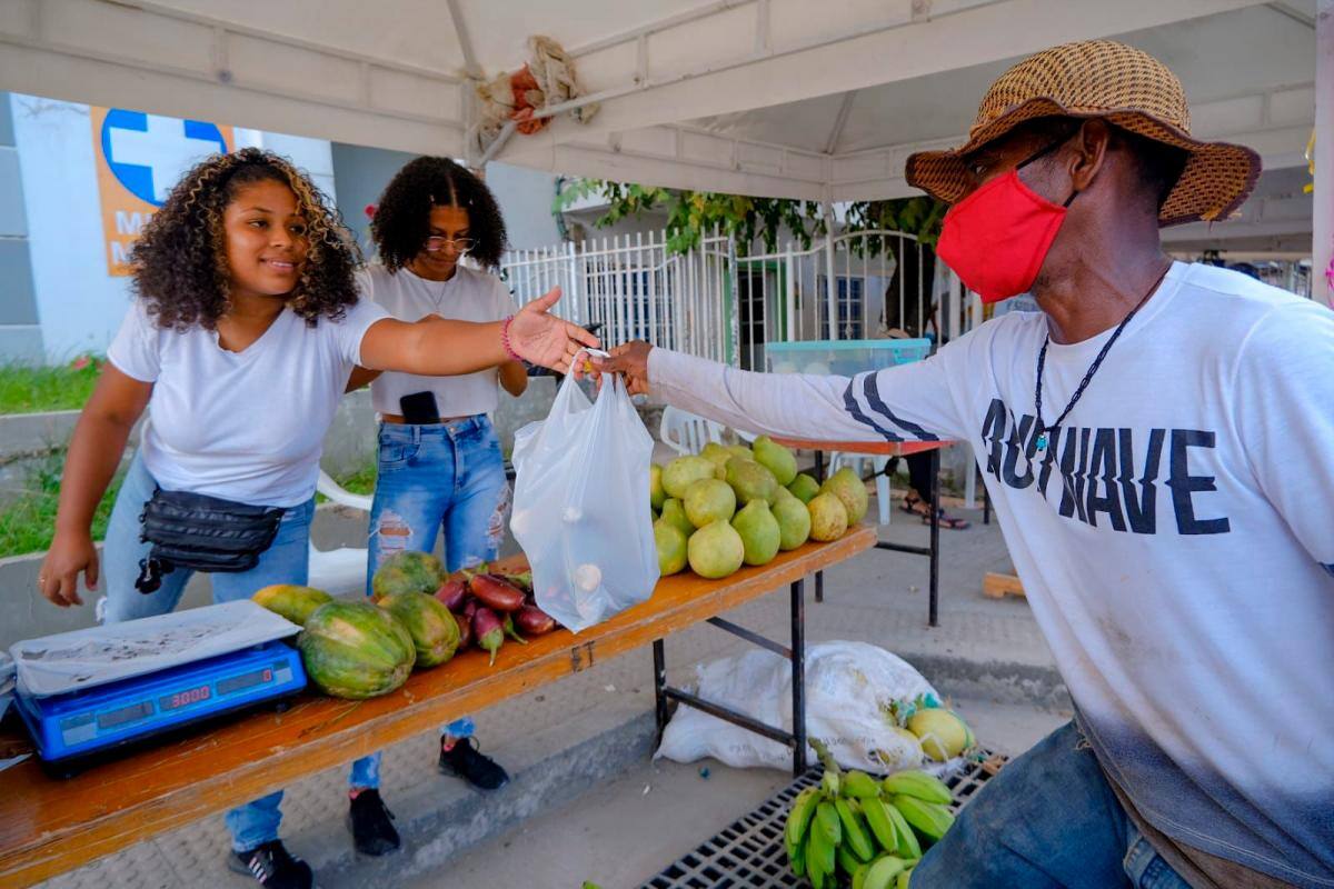 ¡Se ahorraron $1.500 por kilo en cada producto! Mercado campesino, un éxito