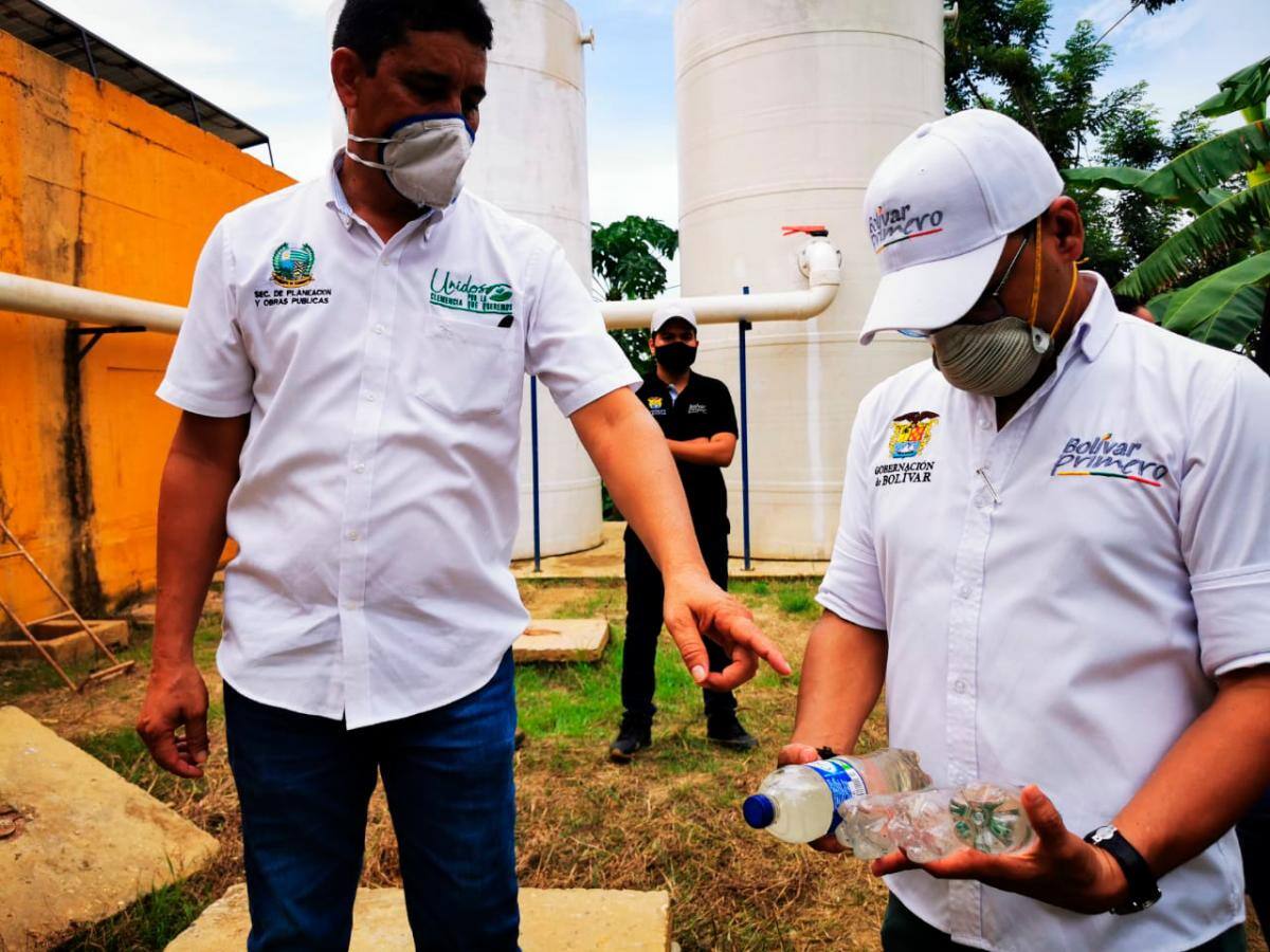 El gerente de Aguas de Bolívar, Arnaldo Barreto Lezama, verificó que el agua que llegue a las viviendas sea de la mejor calidad.