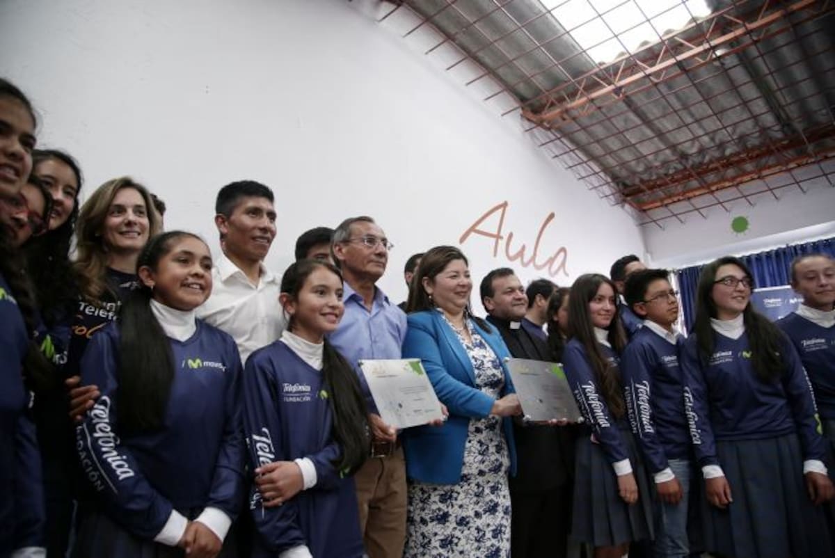 Nairo Quintana junto a los estudiantes del Colegio Técnico Alejandro de Humboldt. COLPRENSA