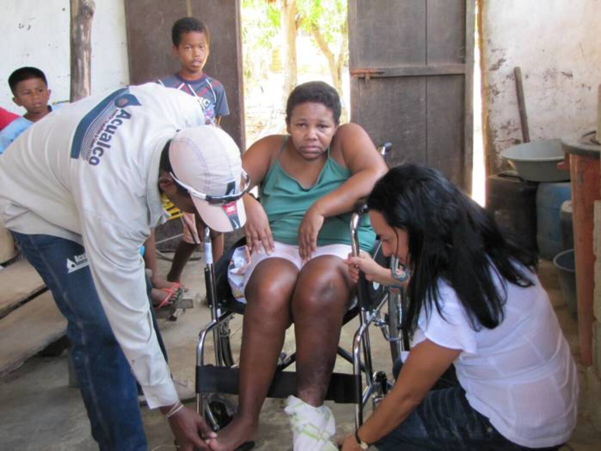 Ana Rosa Arrieta Pájaro, de 45 años, lloró de felicidad al recibir la silla de ruedas. CORTESÍA