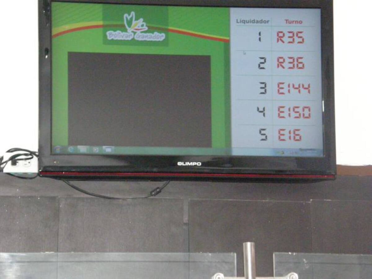 La atención del contribuyente fue sistematizada, y ahora este debe esperar su turno. LEDIS CARO D. - EL UNIVERSAL -