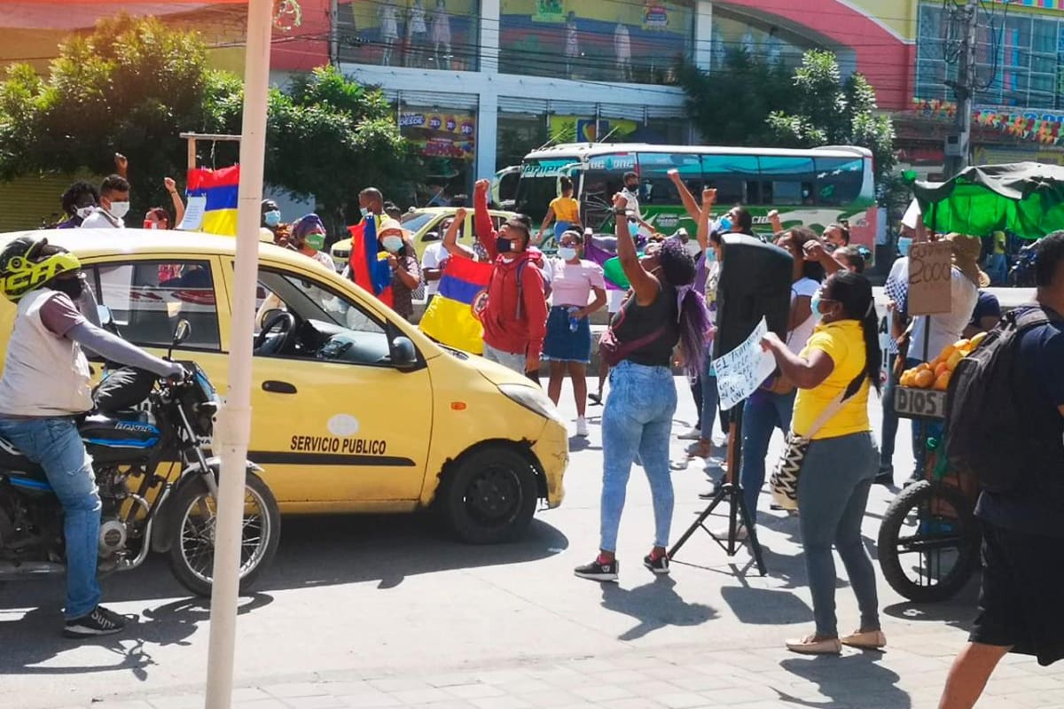 Mujeres bloquearon Bazurto por “persecución selectiva” a vendedora ambulante