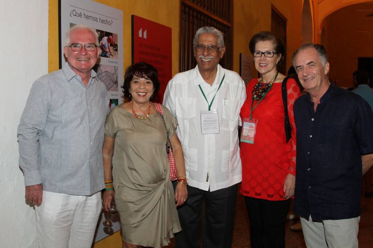 Padre John Mahony; Neyla de Freeman, Dionisio Vélez, Sandra de Vélez y Michael Freeman.