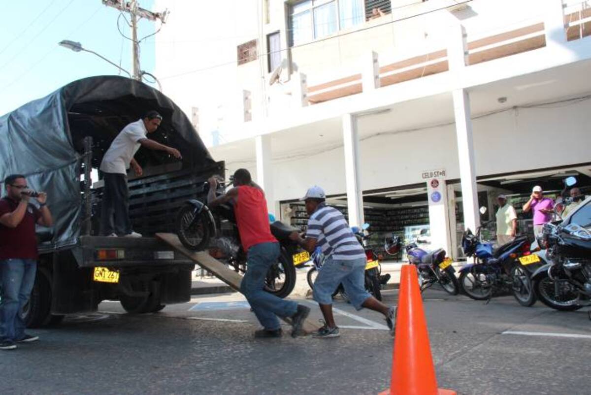 Agentes del Tránsito Distrital inmovilizaron 30 motocicletas en los operativos de ayer. Algunas estaban mal estacionadas en la Calle Panamá, que une a las avenidas Venezuela y Daniel Lemaitre. MIGUEL MONTES CAMACHO - EL UNIVERSAL