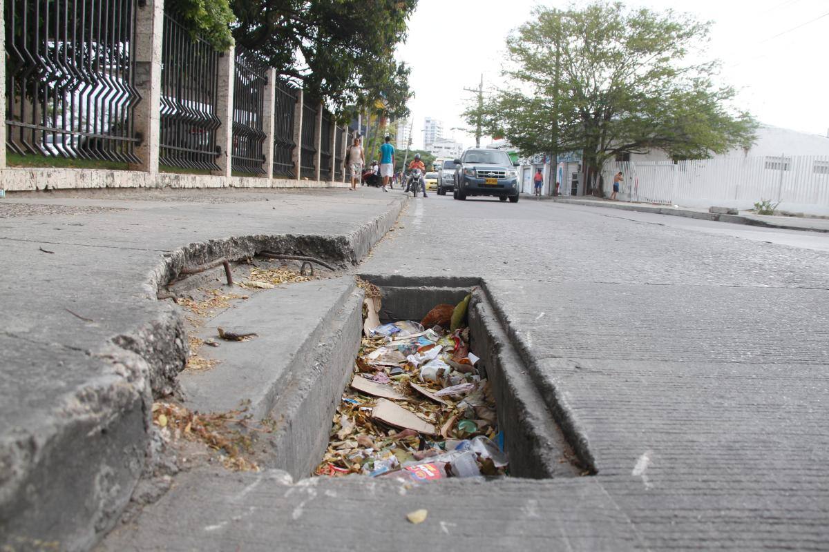 En este hueco también se han quedado varios carros estancados. // Luis Herrán - El Universal