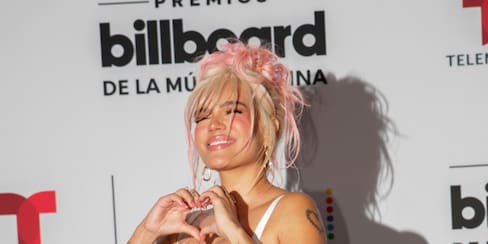 Karol G regaló un premio Billboard a una miembro de su fundación