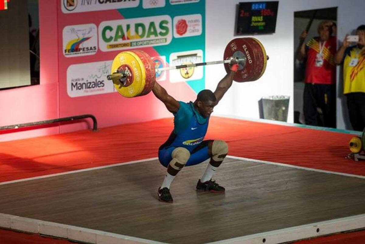 El vallecaucano Jonathan Rivas en el Campeonato Panamericano Juvenil de Levantamiento de Pesas de Manizales. Colprensa