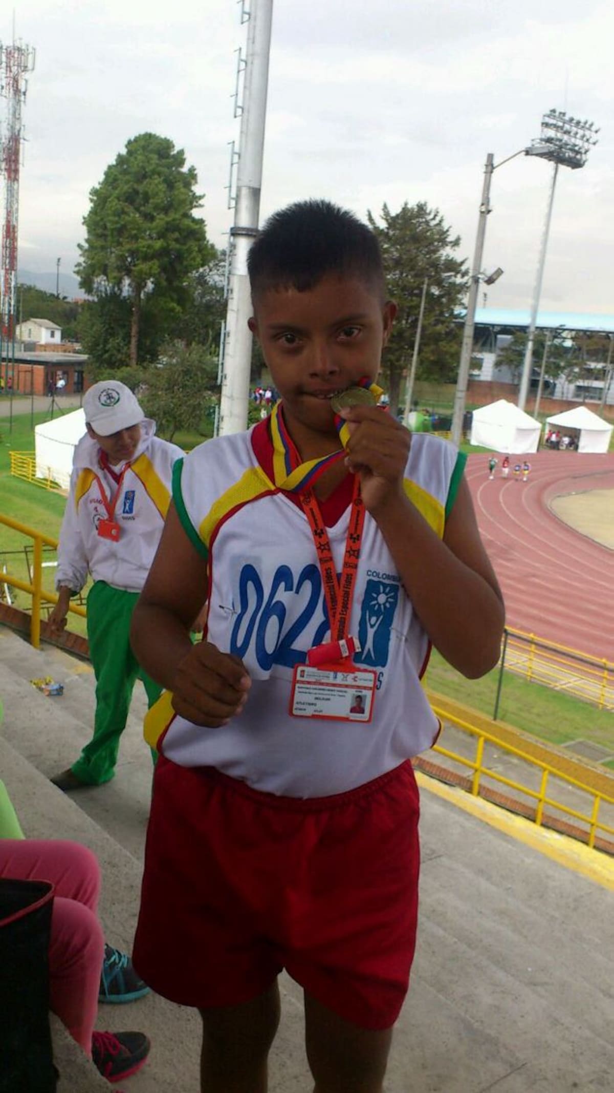 Kenny Martínez Chavarro celebra con su medalla de oro. CORTESÍA