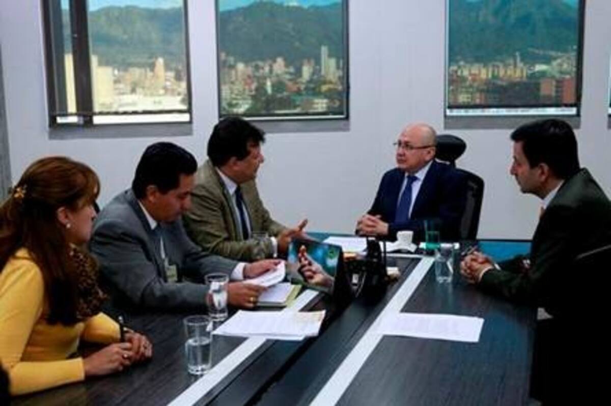 Trabajadores de Canal Capital junto al fiscal Eduardo Montealegre. COLPRENSA
