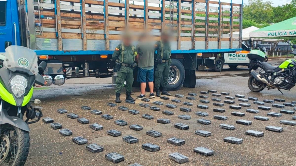 Los dos vehículos en que transportaban cocaína fueron incautados.