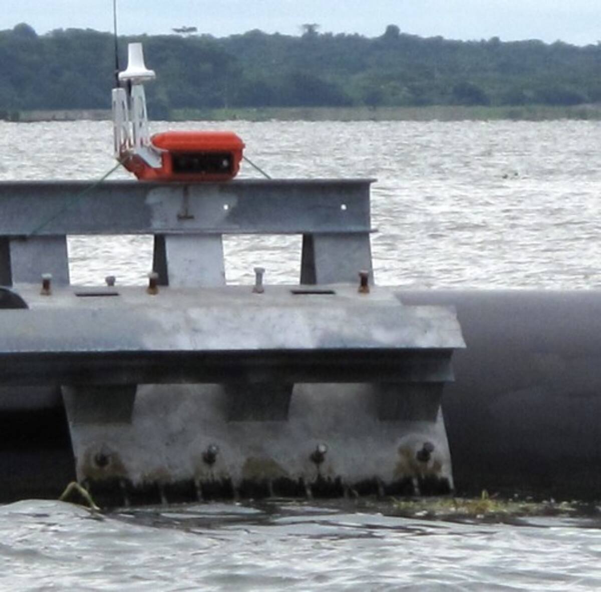 Una de las 6 estaciones de GPS puestas sobre las uniones de los siete tramos de tubería, utilizadas para poner el Emisario en posición de salida de la bahía de Cartagena ayer, y para la maniobra de hundimiento que comenzará hoy en Punta Canoas, su destino final.