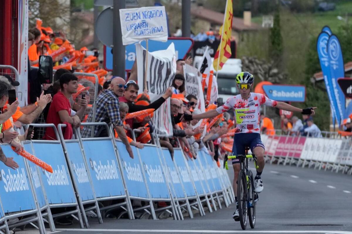 Louis Meintjes es el ganador de una cuarta etapa accidentada