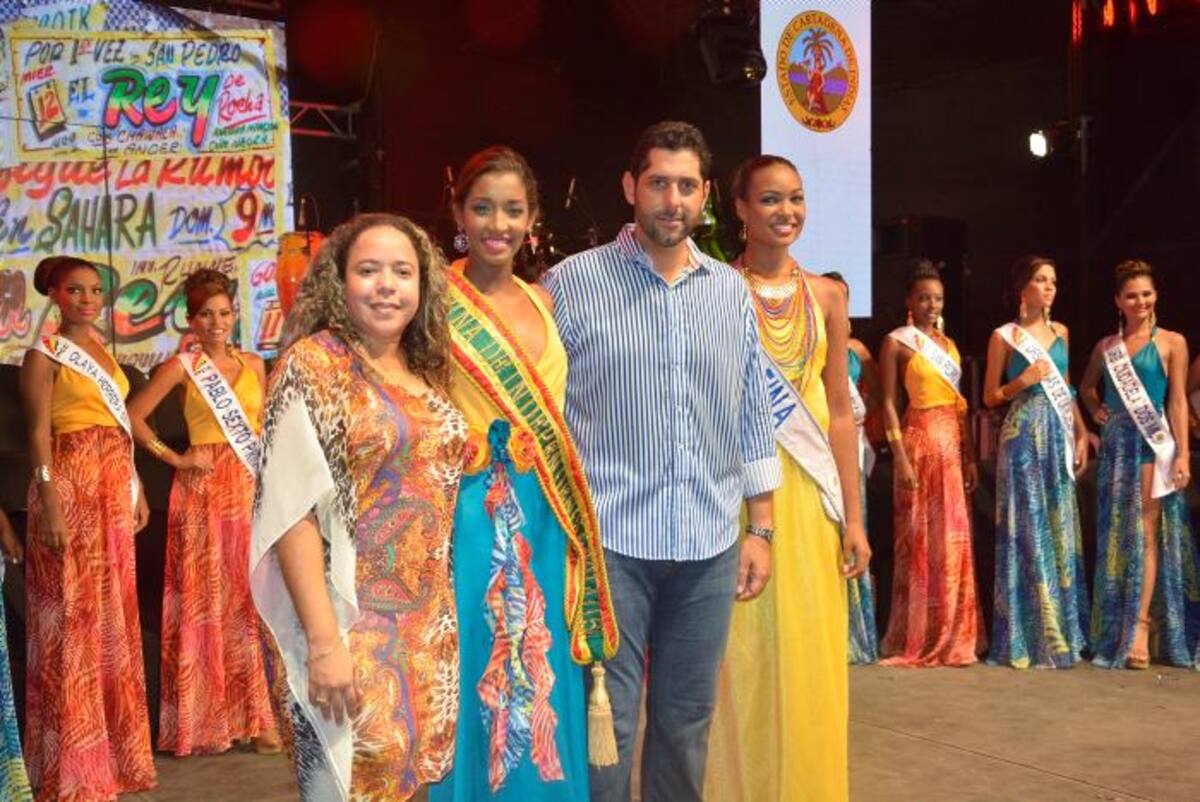 Nacira Ayos Figueroa, directora del IPCC; Yarlín Beltrán, Reina de Independencia; Dionisio Vélez, alcalde de Cartagena y Marelis Salas, virreina de Independencia. LUIS APARICIO
