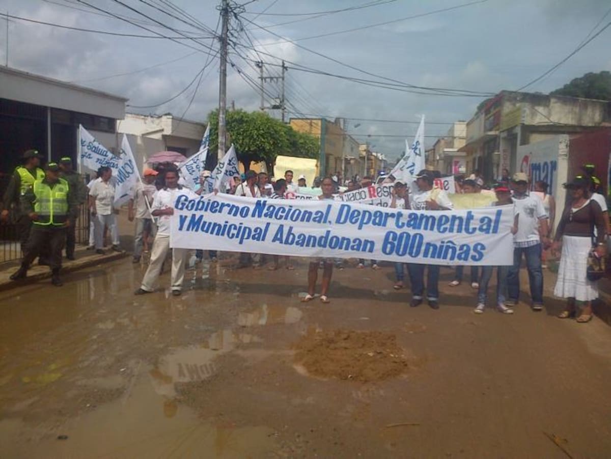 Los padres de las niñas hicieron una parada en la sede del ICBF en El Carmen de Bolívar. LILA LEYVA VILLARREAL - EL UNIVERSAL