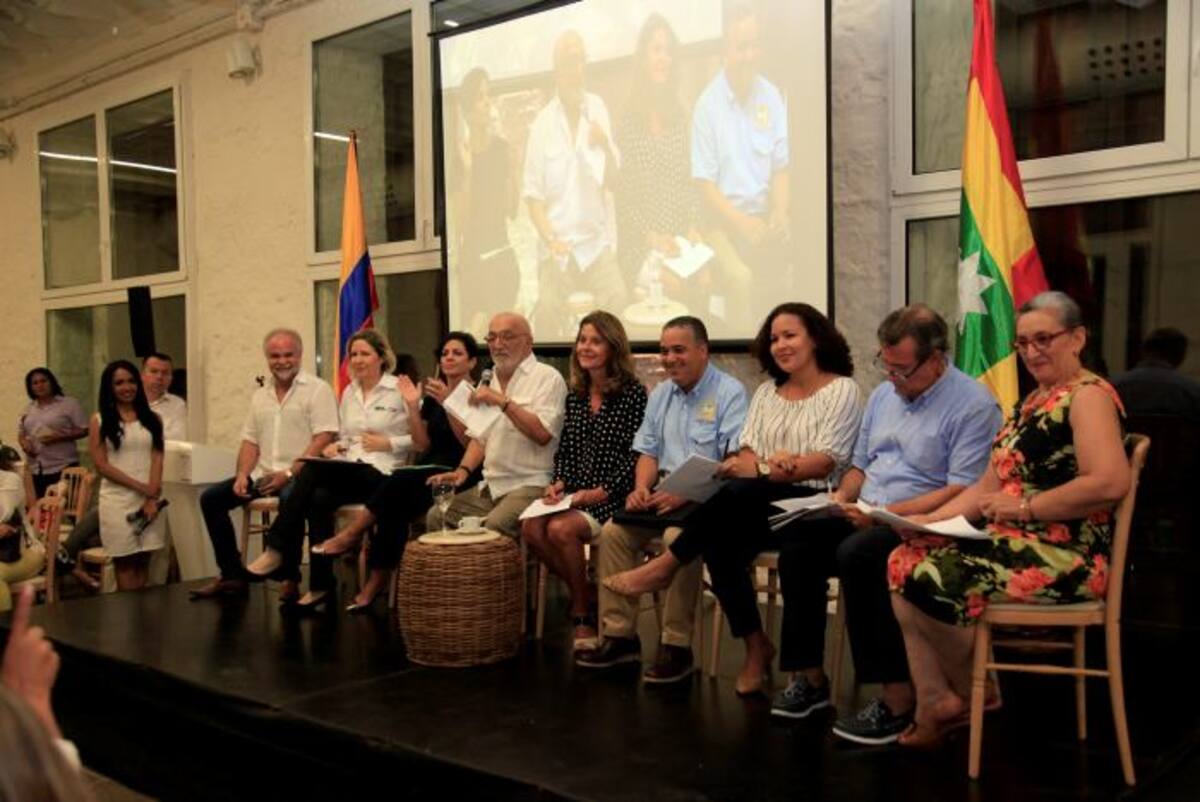 En la foto, Amaury Covo, Carolina Calderón, Vivian Eljaiek, Juan Gossaín, la vicepresidenta Marta Lucía Ramírez; el alcalde Pedrito Pereira; Maristella Madero, Gabriel Arango Bacci y María del Pilar Herrera. Aroldo Mestre