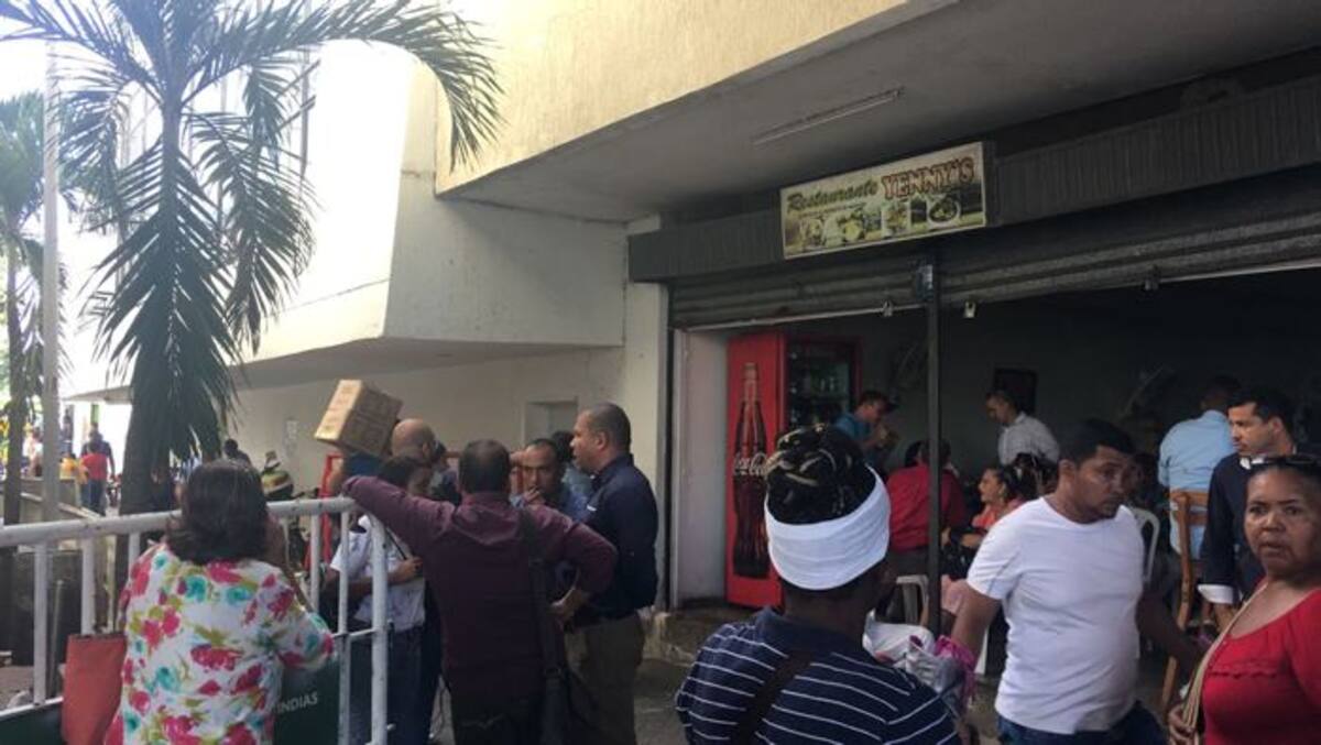 Hay expectativa a las afueras del Centro de Servicios Judiciales. El Universal.