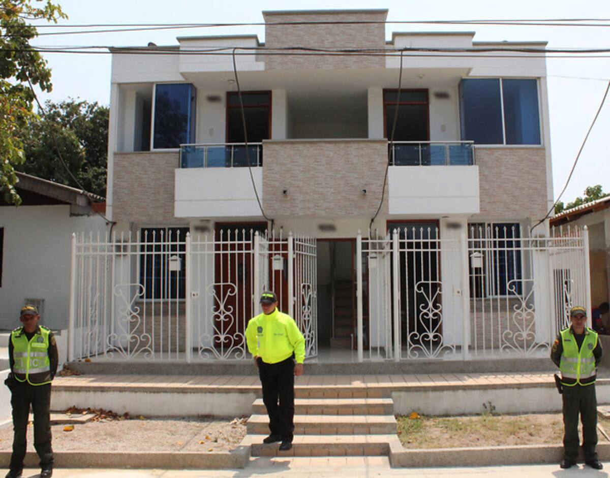 Entre los bienes que están ubicados en Barranquilla y Santa Marta y que están avaluados en poco más de 50 mil millones de pesos hay ocho apartamentos, una casa, nueve lotes, un parqueadero y quince vehículos. COLPRENSA