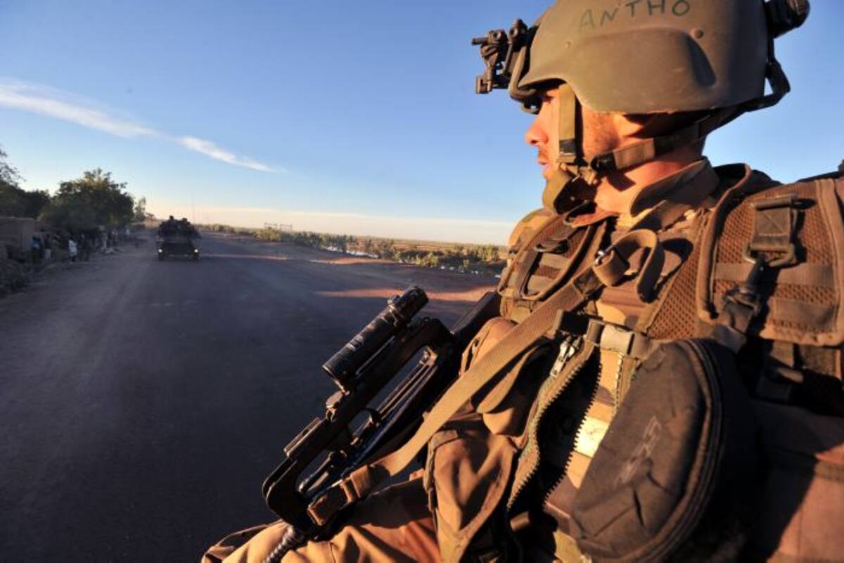 Entre las razones para la extensión del estado de emergencia el gobierno mencionó "las operaciones militares para liberar las regiones ocupadas de nuestro país, que se están desarrollando muy bien, y la necesidad de instalar un clima social de paz en el país". AFP ISSOUF SANOGO