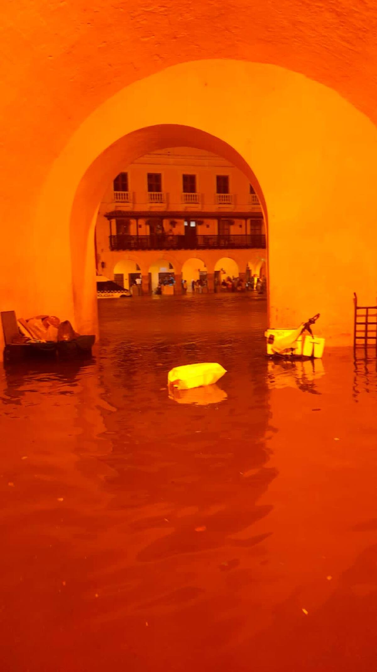 Sumergido bajo el agua quedó el emblemático Centro Histórico de Cartagena.