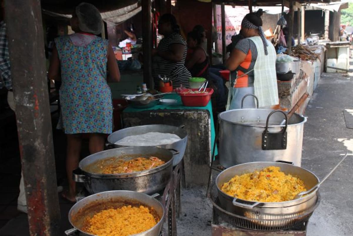 Pescado frito o en sumo de coco, patacones o yuca, arroz de mariscos o sopa de pescado, salpicón de toyo (un tiburón juvenil), carne, pollo o cerdo guisado, entre otros platos típicos de la Costa, son las delicias que encontrarás en Bazurto. OSCAR DÍAZ ACOSTA