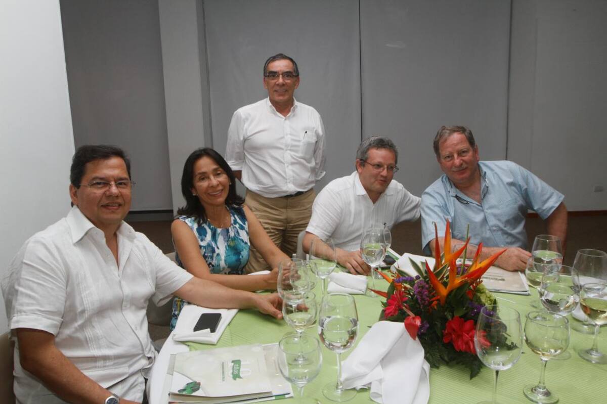 De pie: Rodrigo Belalcazar; sentados: Tito Salcedo, Fany Hernández, Rafael Meza y Francesco Yovanelli.