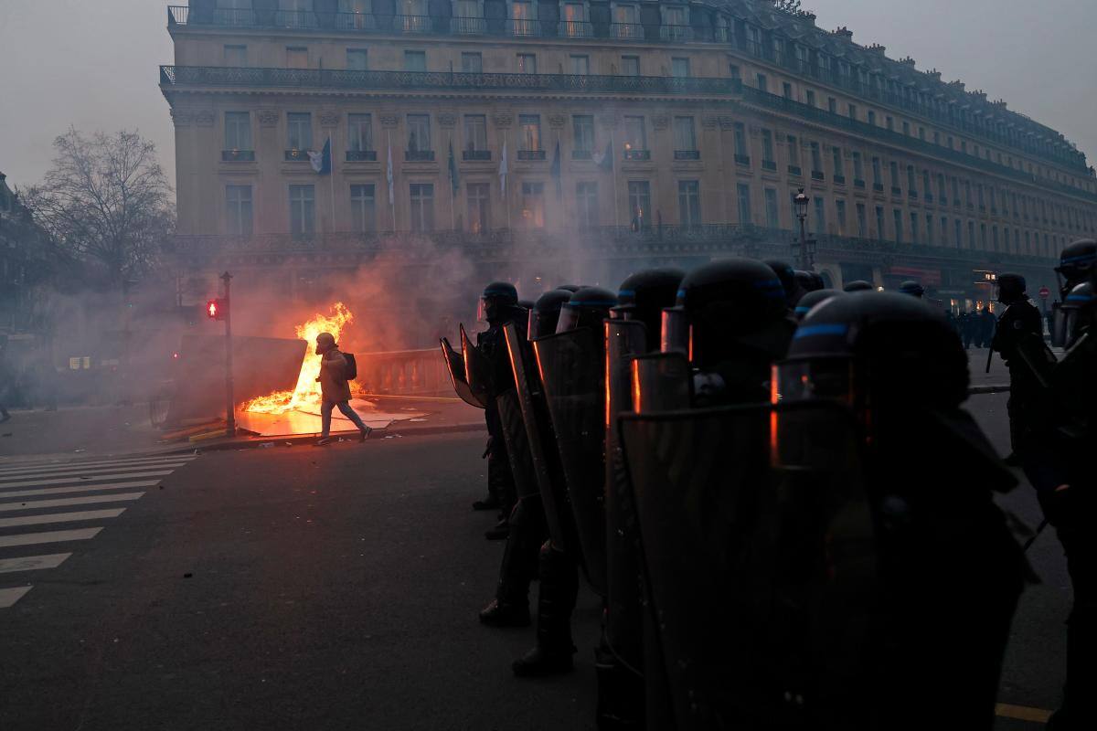 Continúan protestas en Francia; se cancela visita real