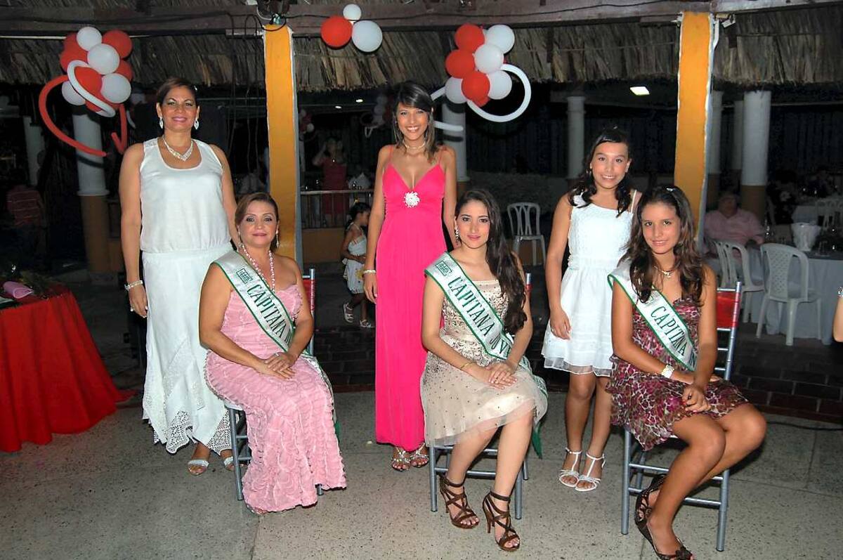 De pie: Capitanas entrantes. Ana Luz Guerra, capitana de casados; Wanda Medina, capitana juvenil y María Fernanda Caballero, capitana infantil. Sentadas: Capitanas salientes: Nora Bustos de Herazo, capitana de casados; Vanessa Torres, capitana juvenil y Juliana Torres, capitana infantil.