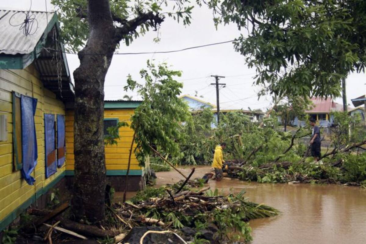 El paso del ciclón Evan por Samoa dejó un enorme rastro de destrucción: por lo menos 4.500 personas seguían el domingo en abrigos de emergencia. AP Seti Afoa