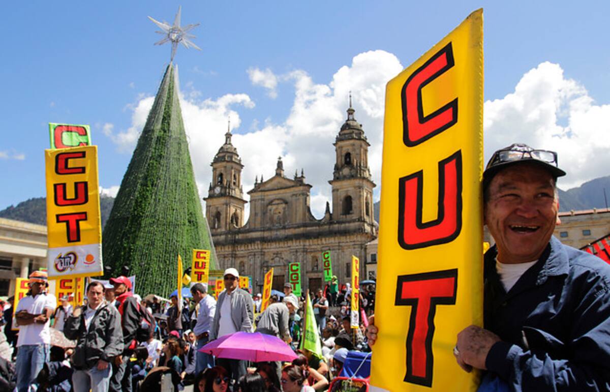 Luego de que este martes en la noche, la plenaria del Senado de la Republica aprobara el proyecto de ley estatutaria de la salud, varias agremiaciones de trabajadores han mostrado su rechazo y han exigido mayor participación en la construcción del articulado. Colprensa