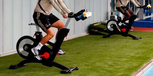 Clubes de fútbol de España podrán entrenar en grupo a partir del lunes