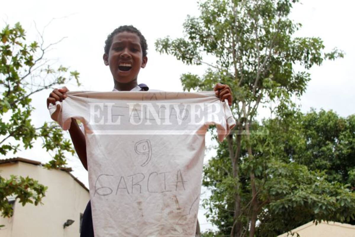 Wilson pintó su camiseta con el nombre y el número de Falcao García. LUIS C. PRADO