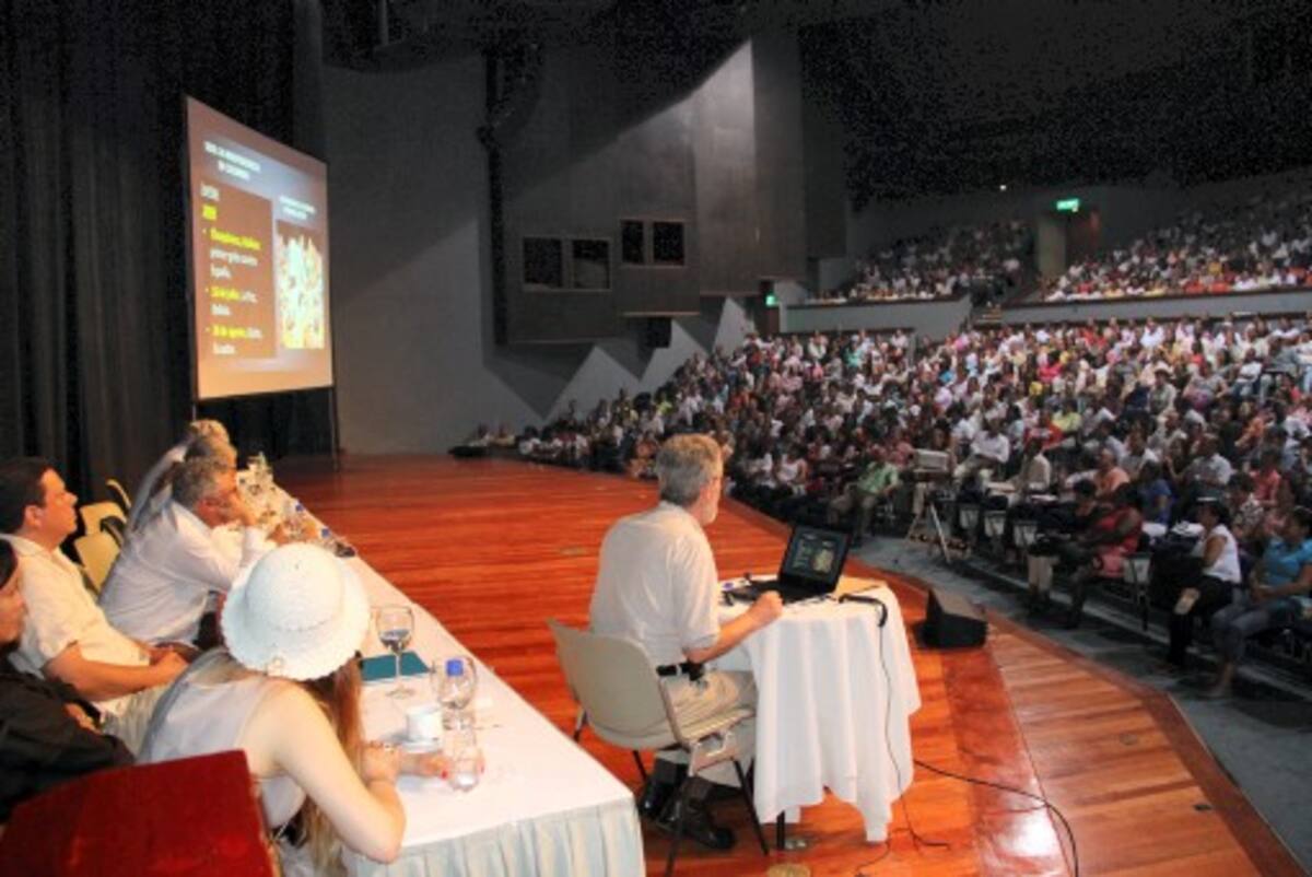 Miles de docentes de la ciudad se reunieron ayer en el Centro de Convenciones a seguir los debates por la calidad educati-va. Oscar Díaz/El Universal