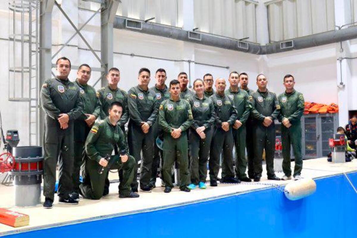 Entrenaron a policías en supervivencia y escape bajo el agua en Barranquilla