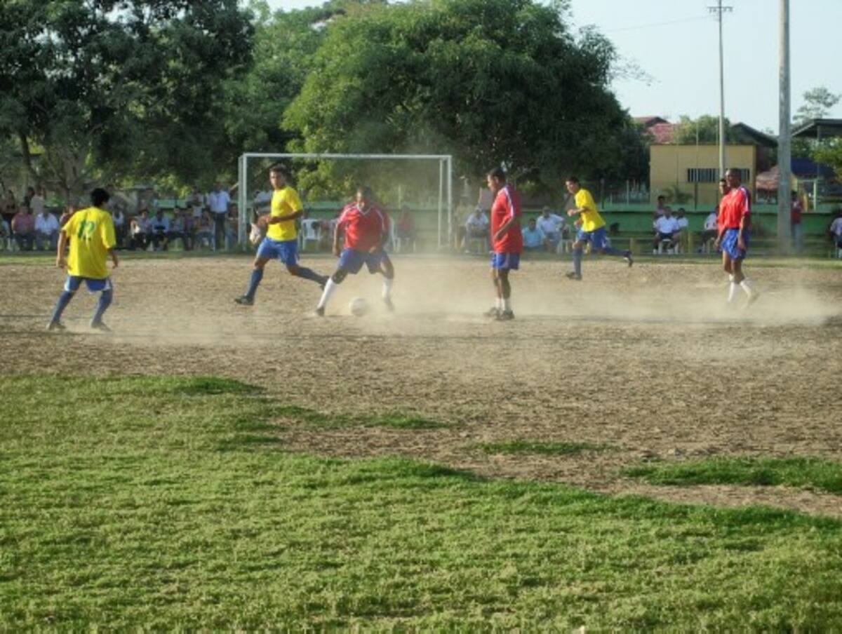 Hoy siguen las emociones del Torneo de Fútbol, Copa Cun, que se juega en la cancha del barrio P5 de Montería. JUAN FABRA/EL UNIVERSAL