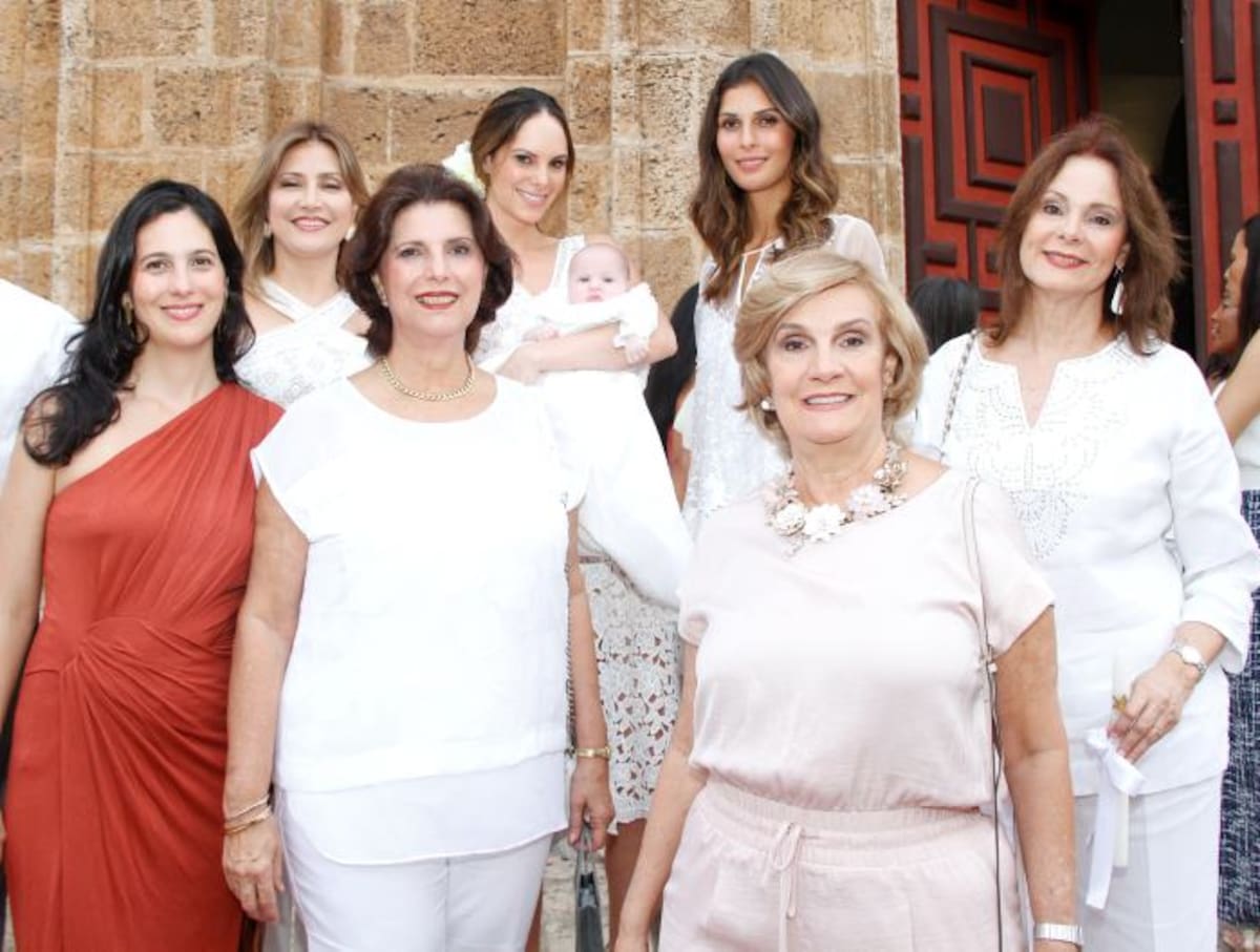 Atrás: Mireya de Maya, Julieta Piñeres, Olivia Manchini y Toya Montoya; adelante: Diana Montoya, Vicky Maya, Isabel Maya y Rosa Lila Maya. MARUJA PARRA