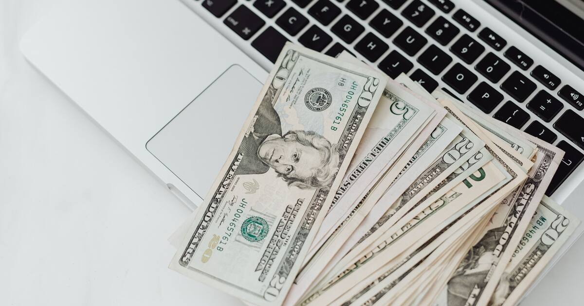 Dólar cerró a la baja y sigue marcando mínimos históricos