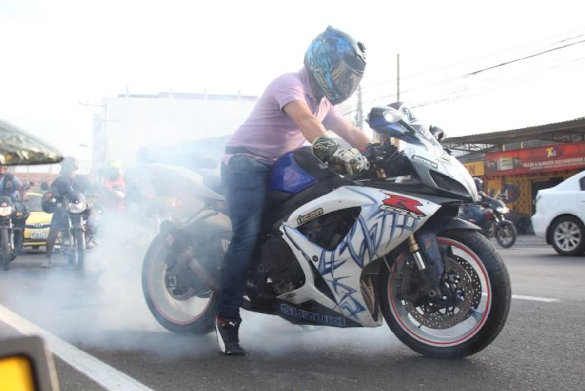Los motociclistas de la ciudad, que usan sus motos como medio de transporte o de recreación, son los más afectados por las restricciones del Gobierno. Kailline Giraldo - El Universal.
