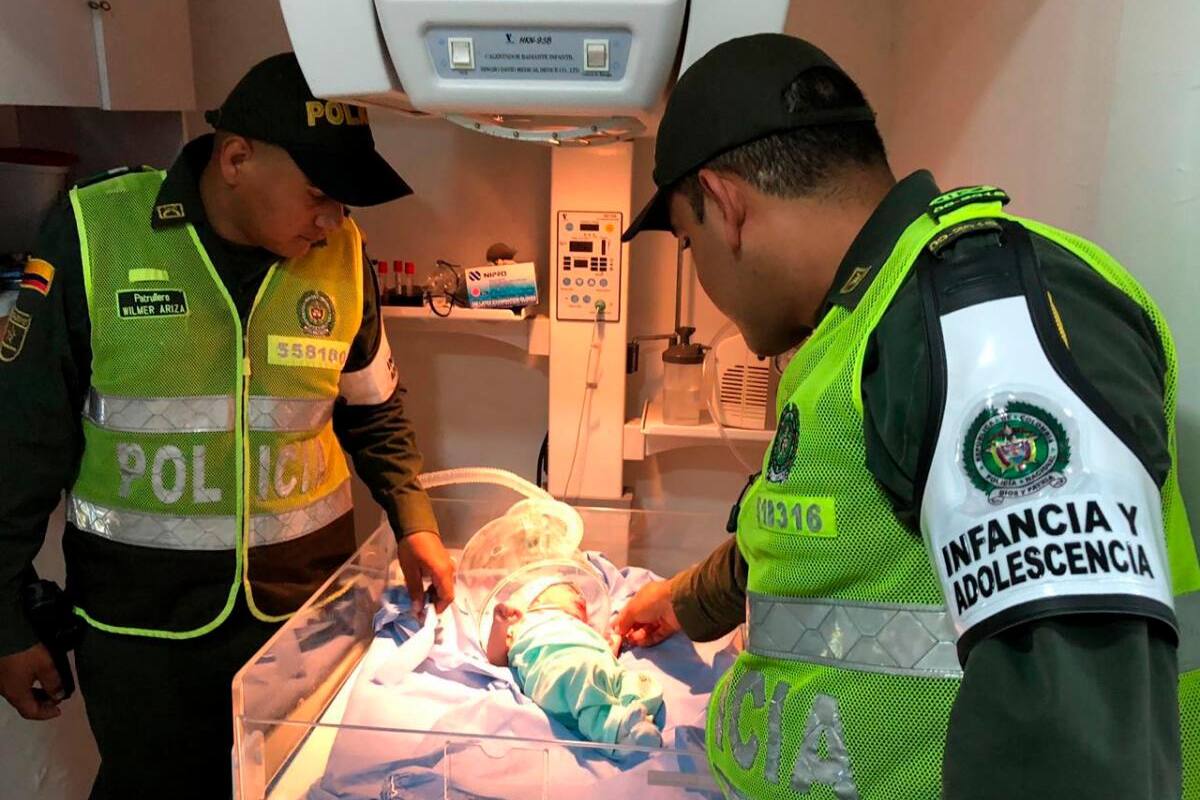 Policía rescata a bebé que abandonaron dentro de un bolso
