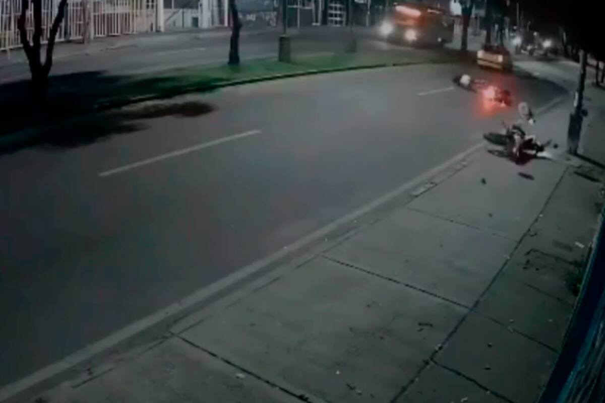 Video: joven se bajó a arreglar su moto y terminó arrollado por otro vehículo