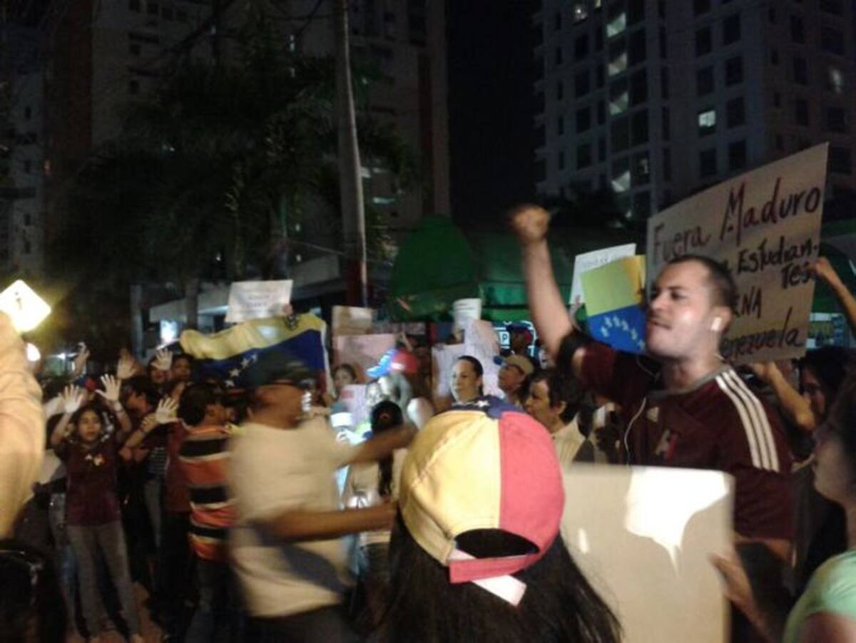 Unos 100 ciudadanos de Venezuela llegaron a sentar su voz de protesta. LUIS PRADO, EL UNIVERSAL